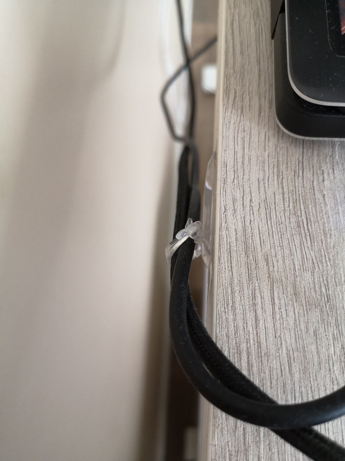 Uchwyt do kabli trzymający kabel zasilający do laptopa oraz kabel do stacji dokującej